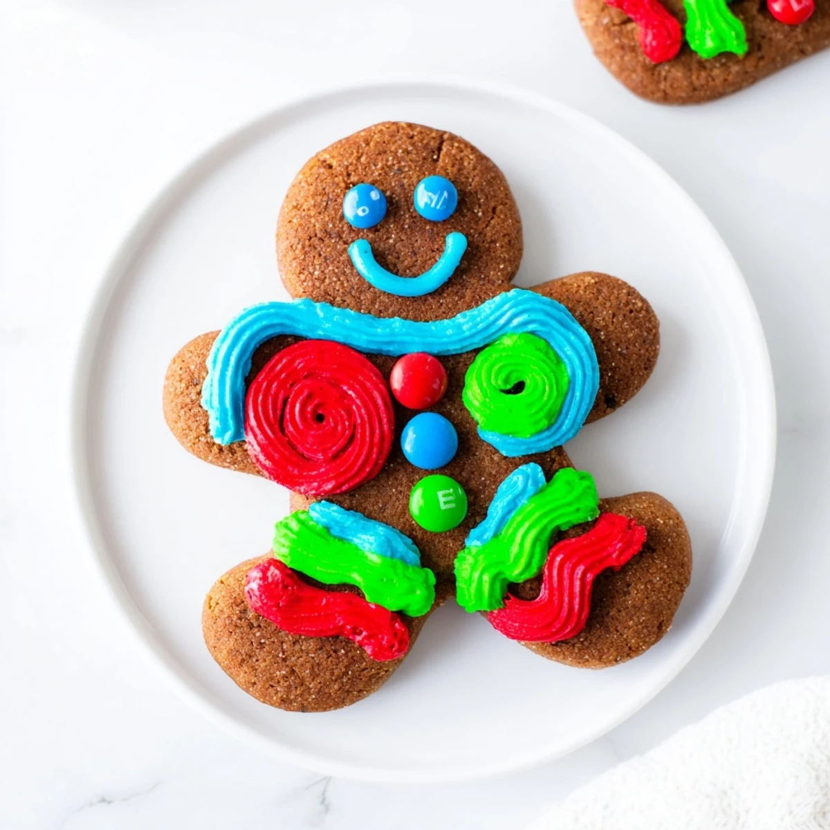 Fröhliche Szene: Kinder dekorieren kreative DIY Gingerbread People mit viel Spaß und glänzenden Farben.