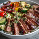 Goldener Sheet Pan Steak und Veggie Bowl mit Saftigem Fleisch und duftendem Reis auf einer einzelnen Auflauchplatte.