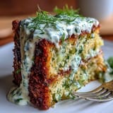 Saftiger Pickle Cake mit frischem Dill-Topping für besondere Anlässe.