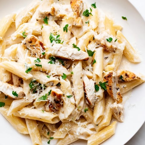 Rostige Karotten mit Kichererbsen und gebackenem Feta, betont durch cremige Joghurt-Sauce und Sesamcrumble.  