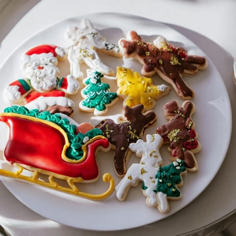 This Santas Sleigh Cookie Display is a delicious arrangement of holiday cookies, ready to be enjoyed.