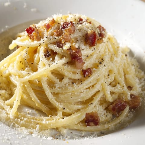 One-pan express spaghetti carbonara with crispy bacon: a quick Italian meal, ready with perfectly cooked pasta.