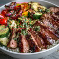Goldener Sheet Pan Steak und Veggie Bowl mit Saftigem Fleisch und duftendem Reis auf einer einzelnen Auflauchplatte.