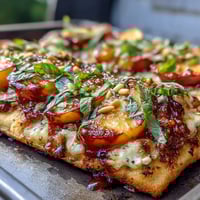 Gegrillte BBQ-Pfirsich-Brie-Fladenbrot mit rauchiger Sauce und cremigem Käse